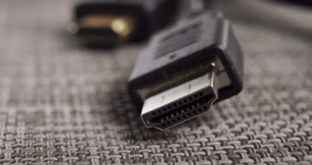 Kiểm tra cáp HDMI để khắc phục tivi bị xanh màn hình