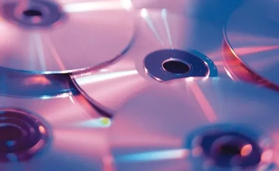 Ổ đĩa DVD được tích hợp tinh tế ở mặt trước giúp việc sao lưu dữ liệu truyền thống trở nên nhanh chóng