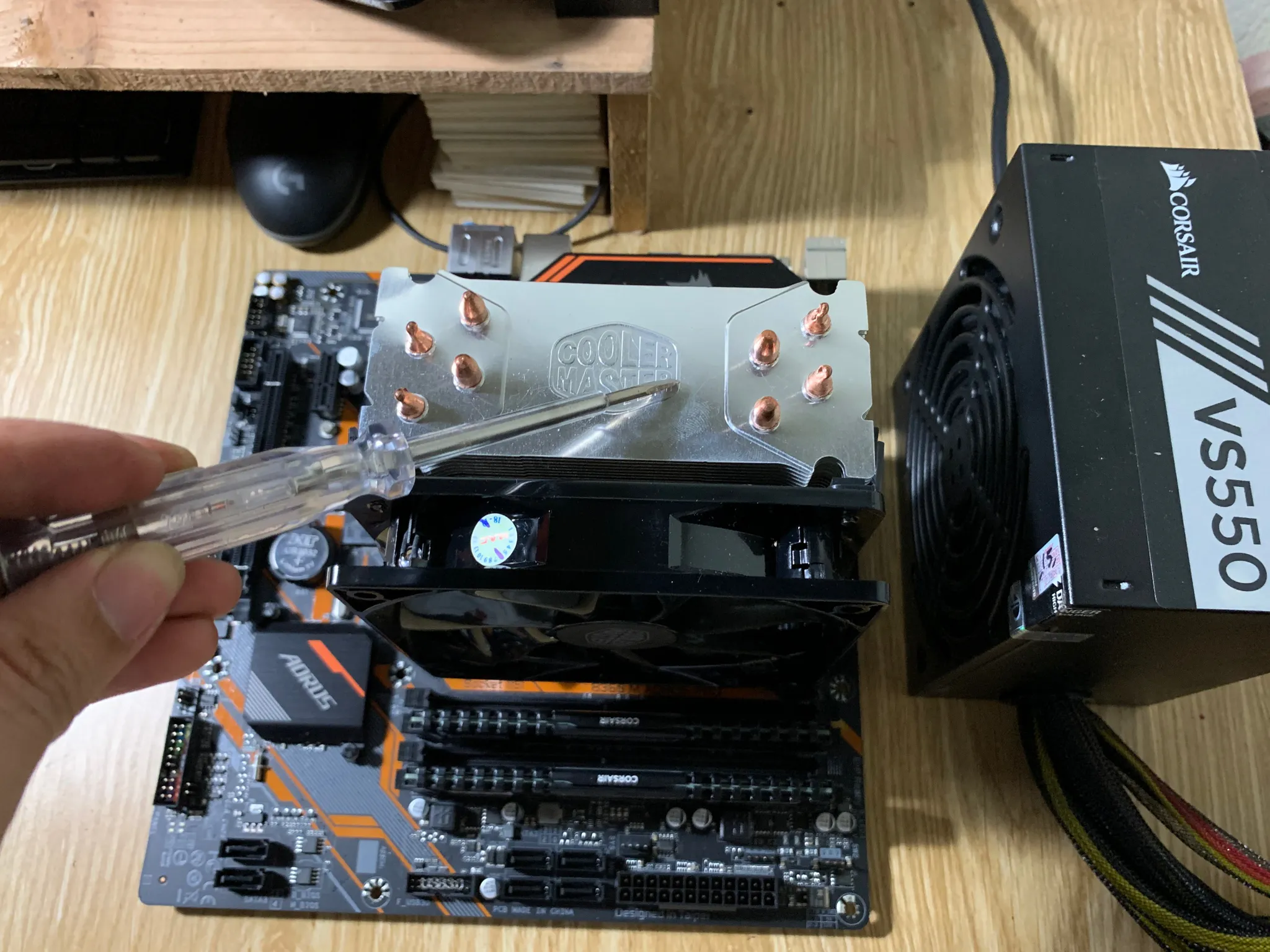 Người dùng cảm thấy tê nhẹ khi chạm vào vỏ kim loại do màn hình bị rò điện