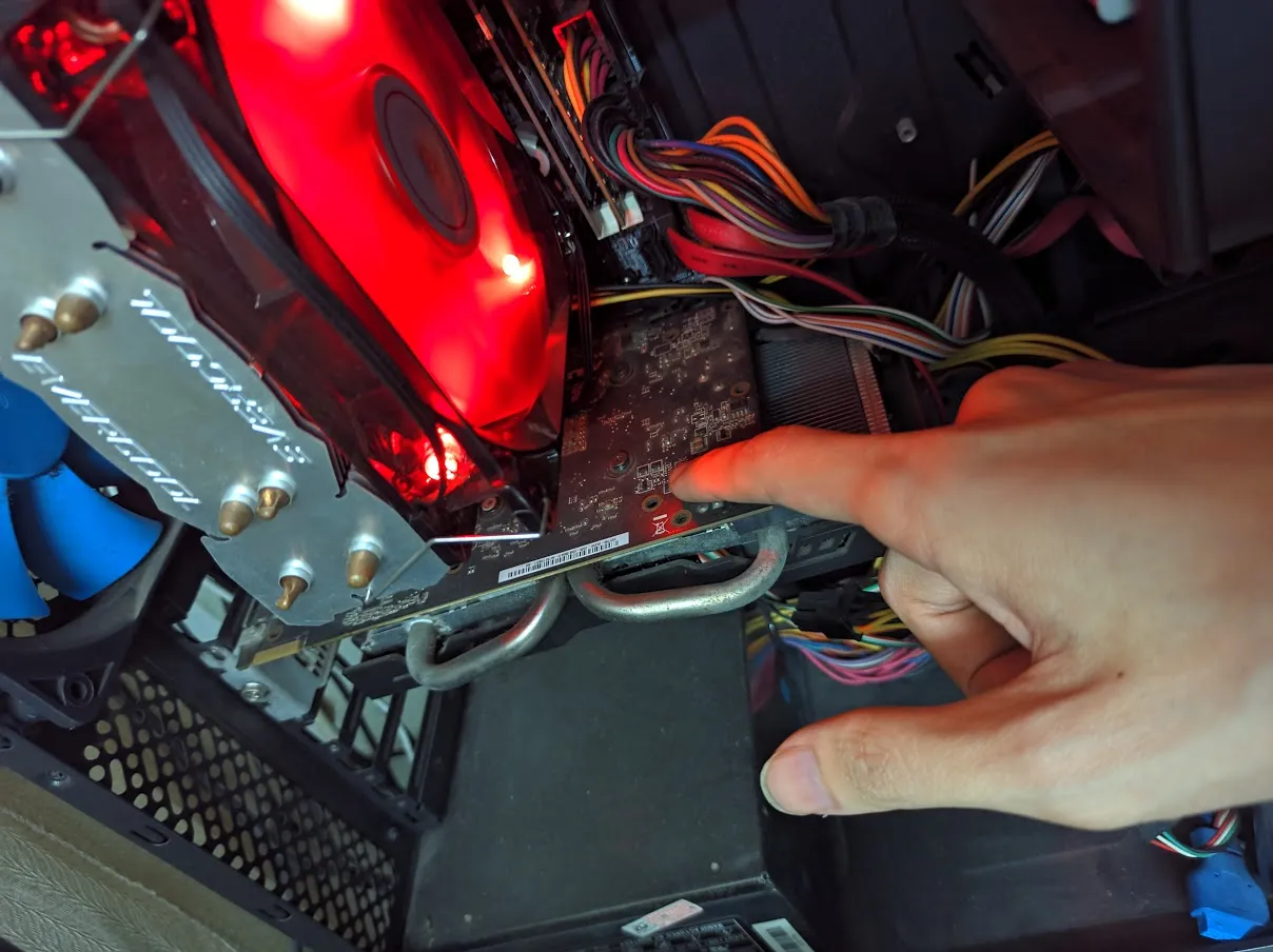 Sử dụng bút thử điện để kiểm tra mức độ rò rỉ điện năng trên vỏ máy