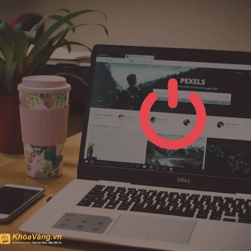 Nhân viên kỹ thuật đang kiểm tra bo mạch chủ của máy tính để tìm nguyên nhân sập nguồn