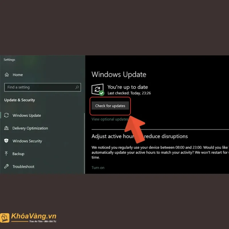 Hình ảnh nhân viên đang thực hiện vệ sinh quạt tản nhiệt cho laptop gaming chuyên nghiệp