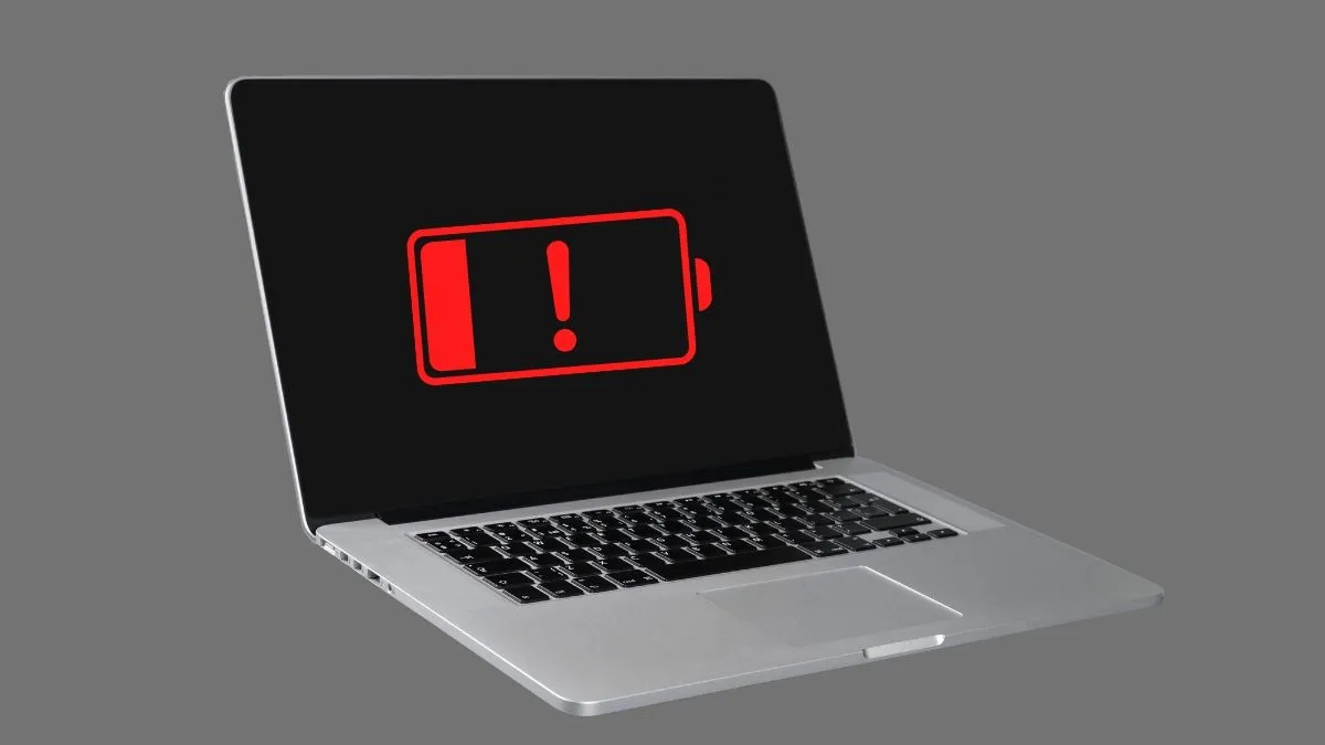 Kỹ thuật viên kiểm tra pin laptop để xác định nguyên nhân gây mất nguồn