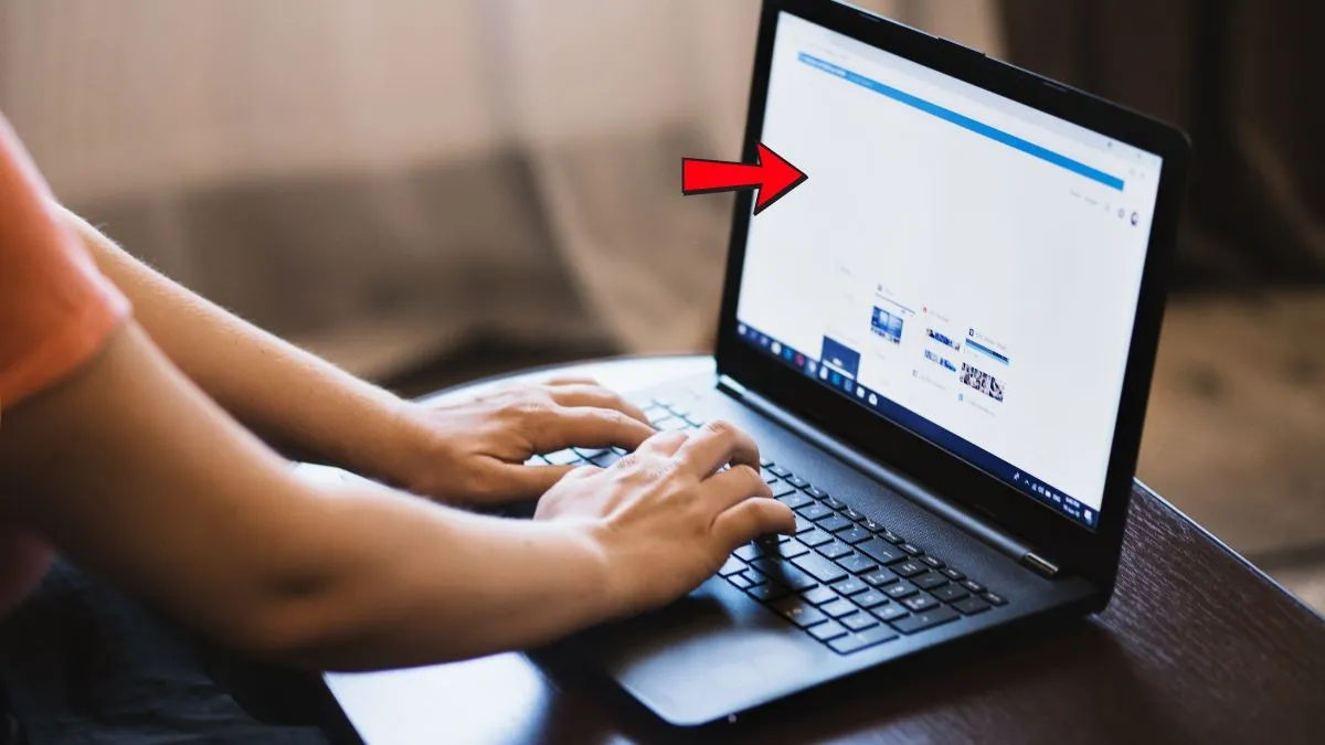 Kiểm tra tín hiệu hiển thị trên màn hình laptop sau khi sửa chữa