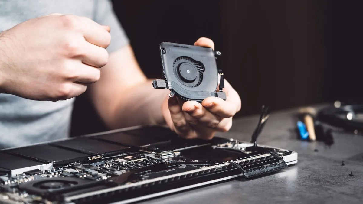 Làm sạch lớp bụi bẩn tích tụ bên trong hệ thống quạt tản nhiệt