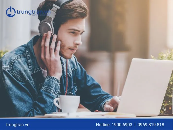 Vị trí microphone thu âm tích hợp trên viền màn hình laptop Dell XPS