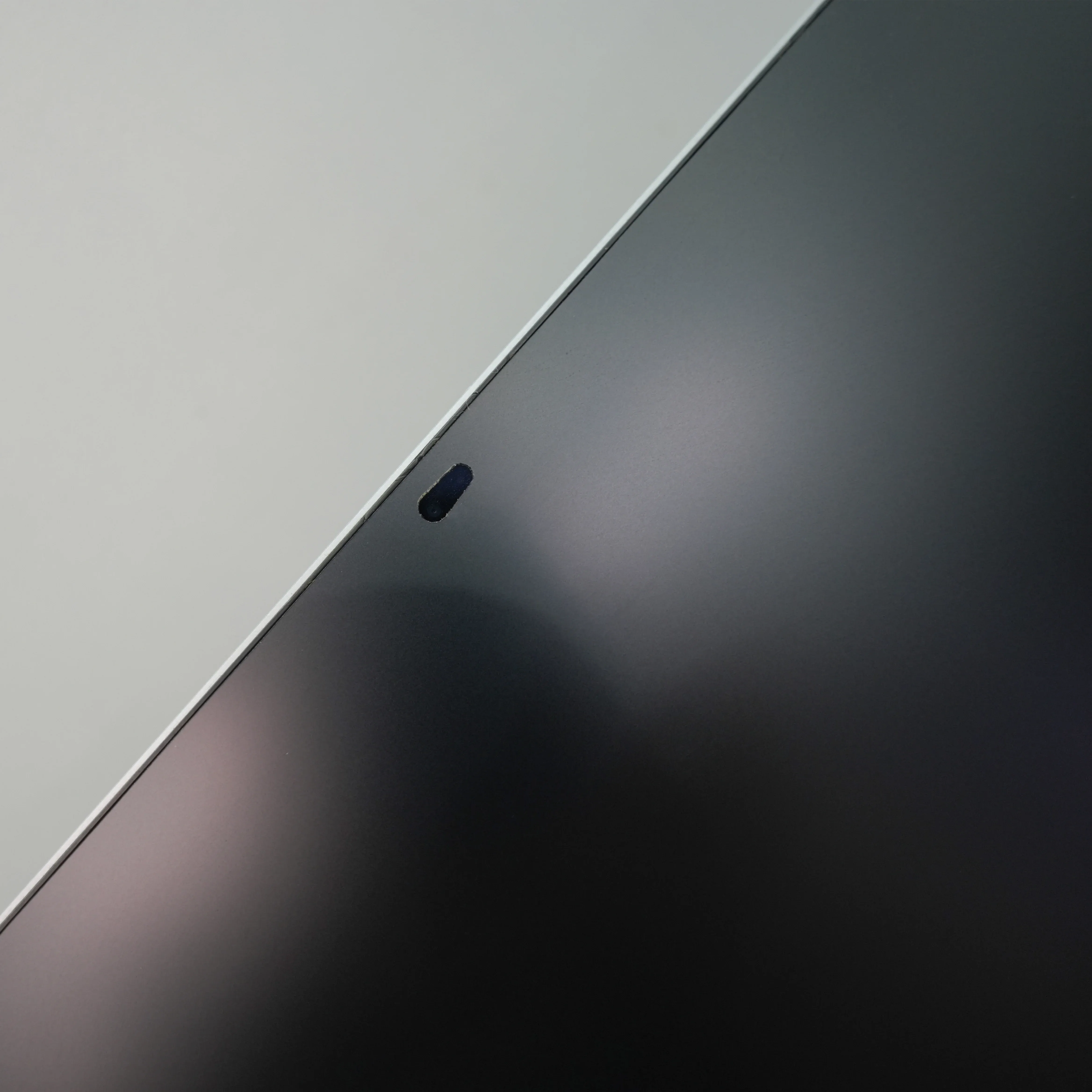 Màn hình được dán trọn vẹn diện tích hiển thị mang lại trải nghiệm tối ưu cho người dùng