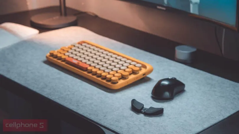 Sử dụng thảm deskpad kích thước lớn mang lại sự đồng bộ và bảo vệ toàn diện cho bàn làm việc