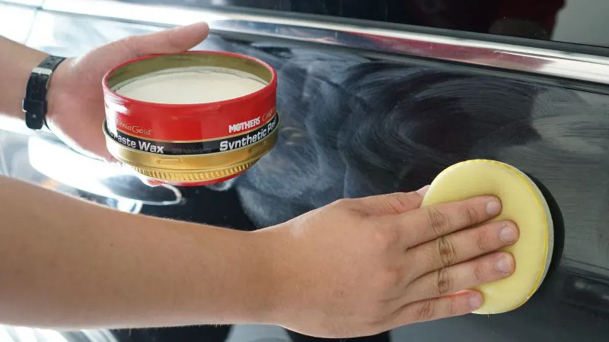 Sử dụng sáp đánh bóng ô tô