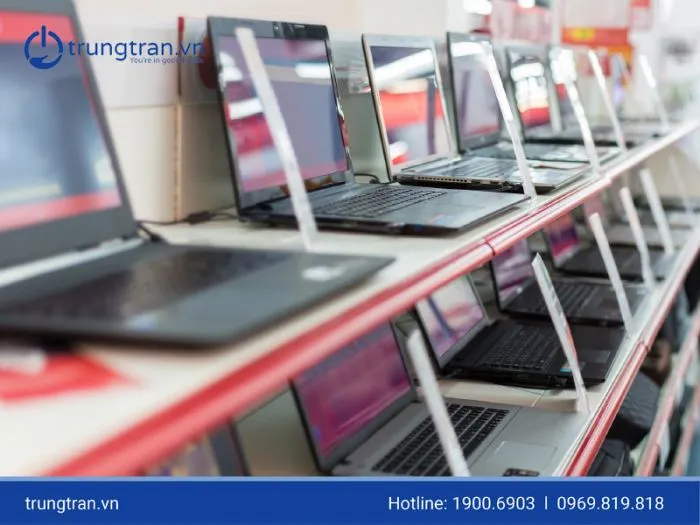 Nhân viên hỗ trợ tư vấn các dòng laptop văn phòng và gaming tại cửa hàng