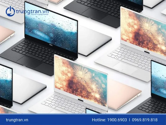 Kỹ thuật viên đang kiểm tra và bảo trì phần cứng cho khách hàng