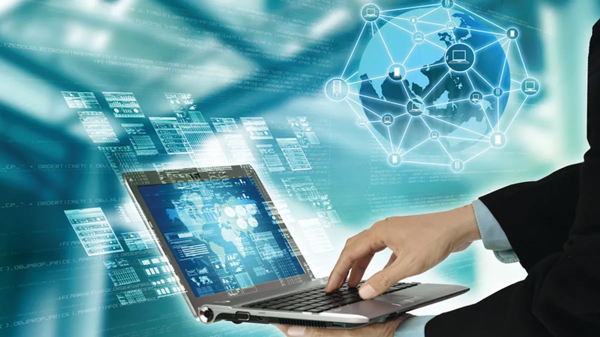 Chuyên viên CNTT đang trực tiếp thao tác trên các hệ thống máy chủ mạng phức tạp tại trung tâm dữ liệu