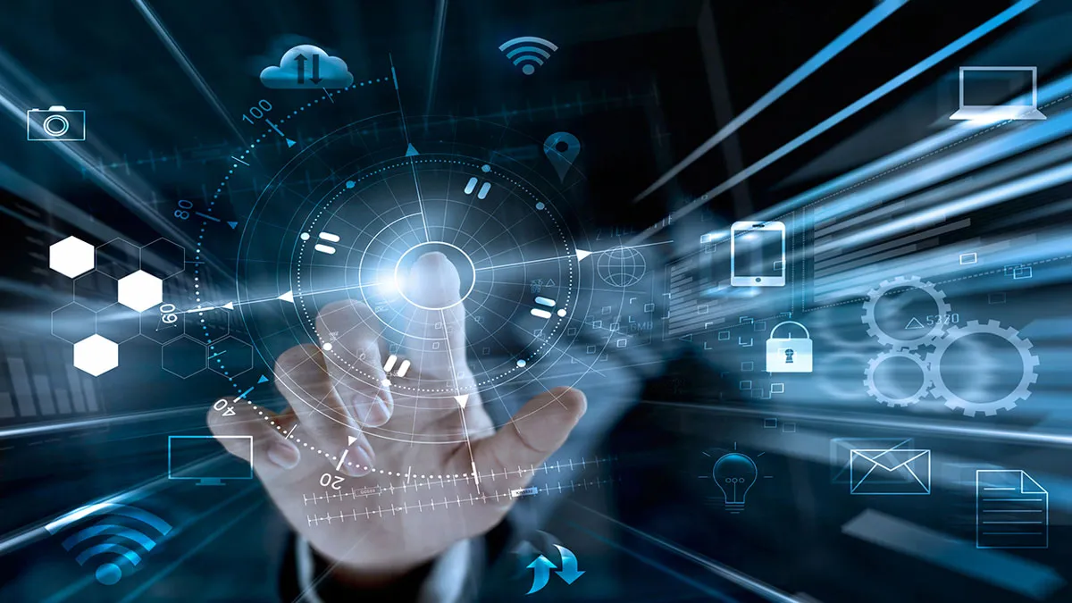 Các sinh viên đang chăm chú thực hành viết mã nguồn trên máy tính tại phòng nghiên cứu hiện đại