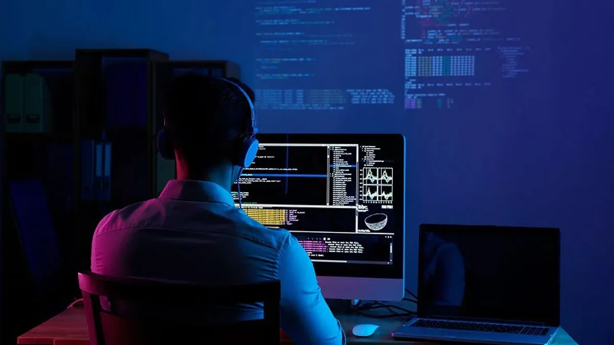 Giao diện dòng lệnh trong Terminal đang thực thi các tiến trình phát triển và kiểm thử trang web toàn cầu