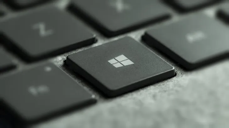 Sử dụng tổ hợp phím logo Windows kết hợp với phím D để điều hướng trong trường hợp khẩn cấp