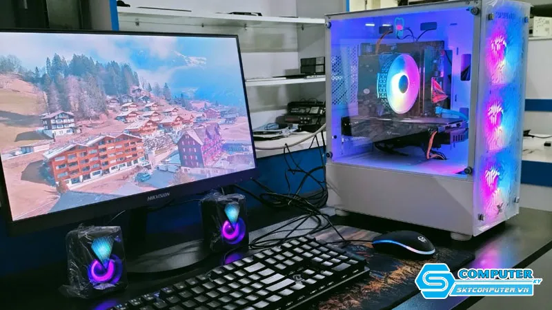 Nhân viên Nhật Sơn Tek tư vấn cấu hình máy tính phù hợp cho khách hàng