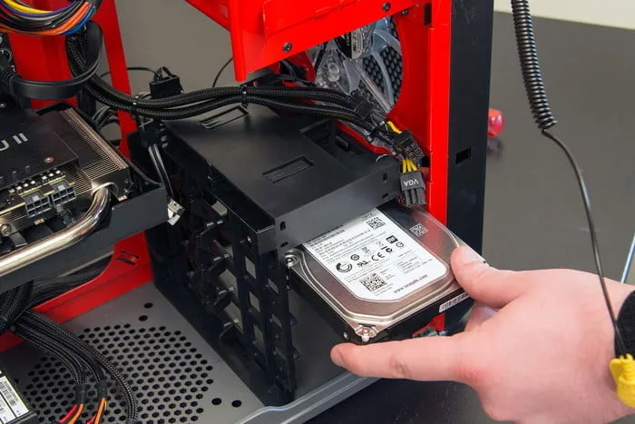 Ổ cứng HDD được gắn vào khay chứa trong thùng máy