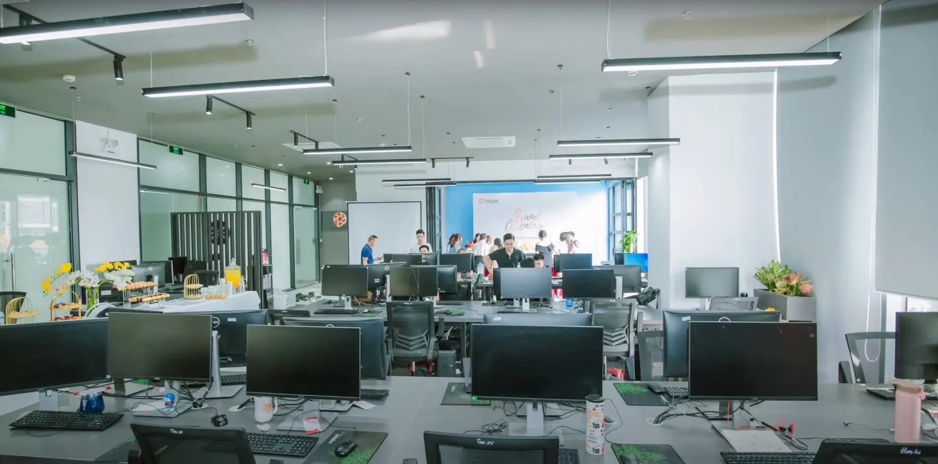 Cận cảnh thùng máy tính văn phòng với thiết kế đơn giản và tối ưu luồng khí tản nhiệt