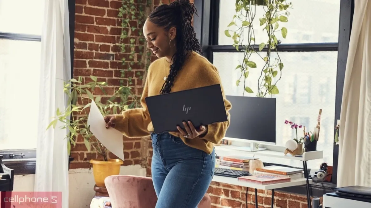 Laptop HP cảm ứng trang bị đa dạng cổng kết nối và khả năng kết nối không dây