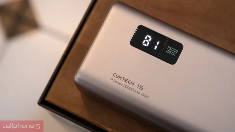 Thông số công suất 65W hiển thị trên thân bộ sạc dự phòng cao cấp