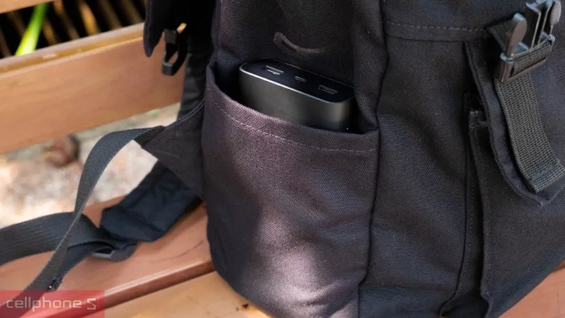 So sánh kích thước bộ sạc dự phòng cho laptop với một chiếc smartphone