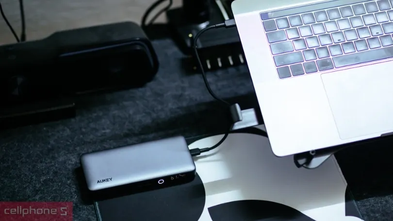 Thiết kế hiện đại của pin sạc dự phòng Aukey hỗ trợ sạc nhanh