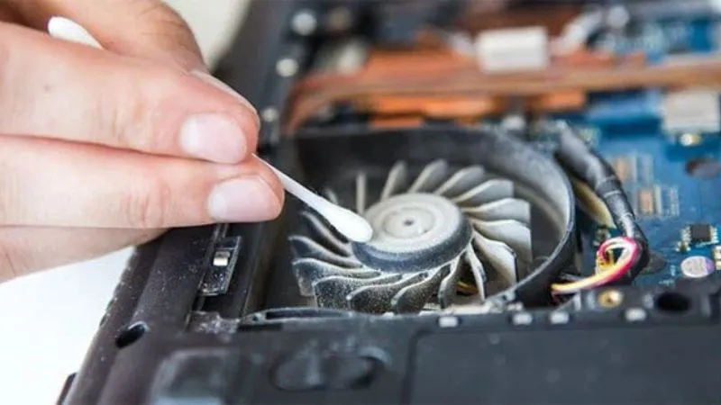 Sử dụng chổi mềm và dung dịch chuyên dụng để làm sạch các cổng kết nối HDMI trên card đồ họa