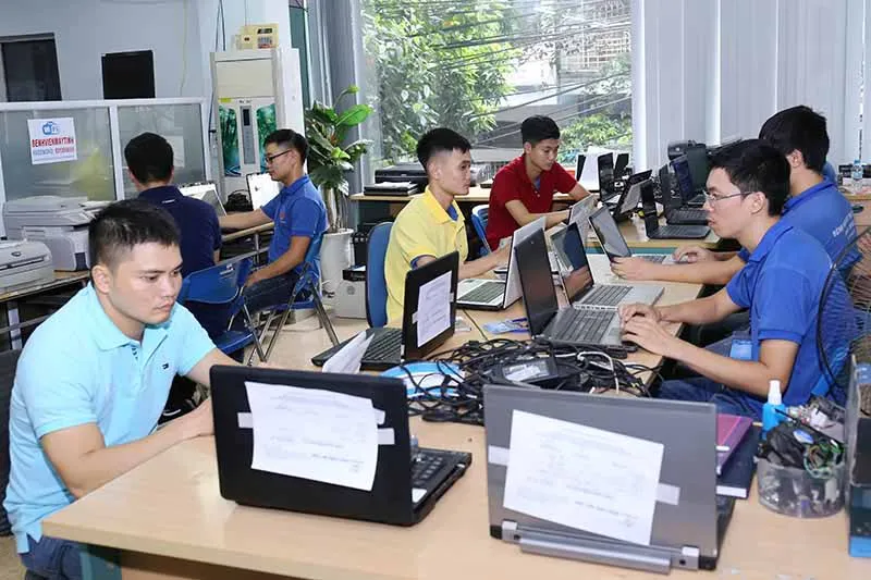 Kỹ thuật viên thực hiện kiểm tra lỗi phần cứng và phần mềm cho khách hàng tại chỗ