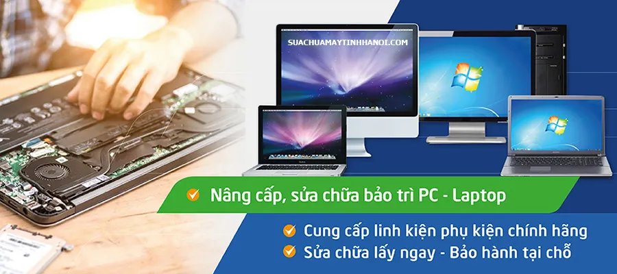 Kỹ thuật viên đang kiểm tra và xử lý lỗi phần cứng cho laptop của khách hàng tại nhà