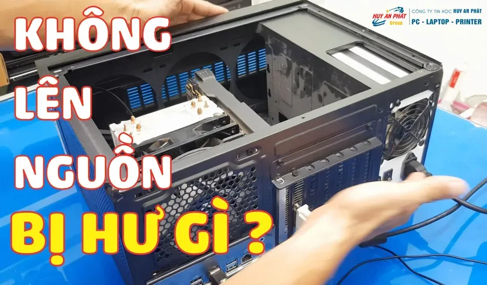 Kỹ thuật viên đang kiểm tra lỗi màn hình xanh cho một dàn máy tính văn phòng