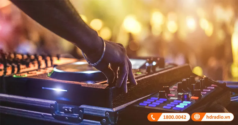 Một học viên đang thực hành các thao tác làm quen với thiết bị DJ chuyên dụng