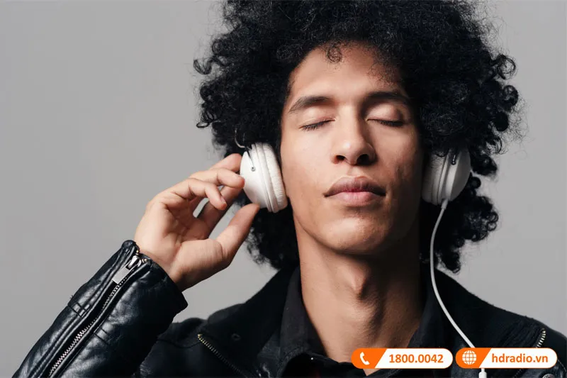 Hệ thống loa kiểm âm và bàn điều khiển giúp tối ưu trải nghiệm nghe nhạc chuyên sâu