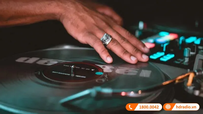 Giao diện phần mềm DJ hiện đại với các dải sóng nhạc đầy màu sắc trên màn hình