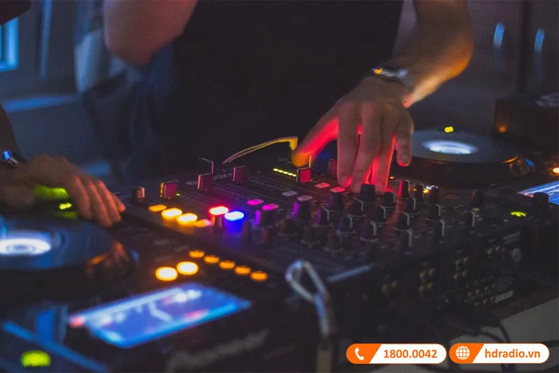 Màn hình hiển thị các điểm đánh dấu trên dải sóng nhạc hỗ trợ việc đếm nhịp chính xác