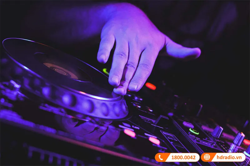 Bảng điều khiển với hệ thống đèn LED hiển thị mức độ tín hiệu âm lượng đầu vào