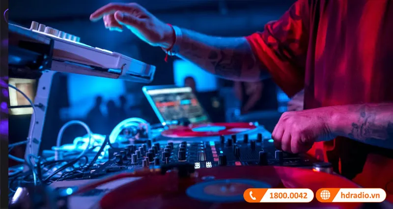 Thao tác điều khiển các thanh trượt âm lượng để thực hiện chuyển bài trên phần mềm