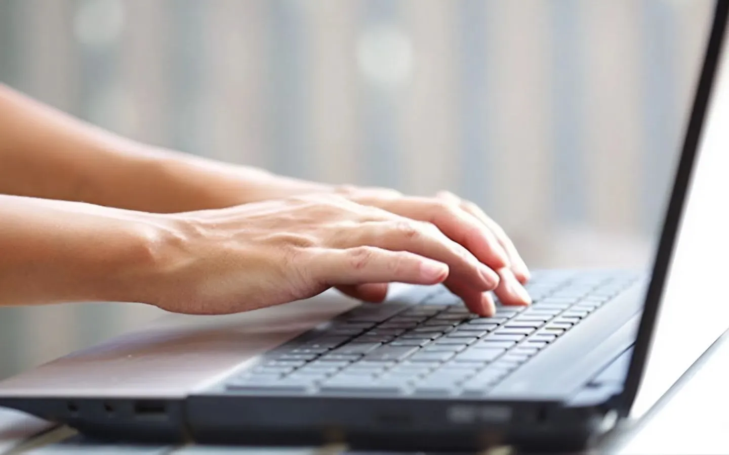 Các yếu tố ảnh hưởng đến giá thay bàn phím