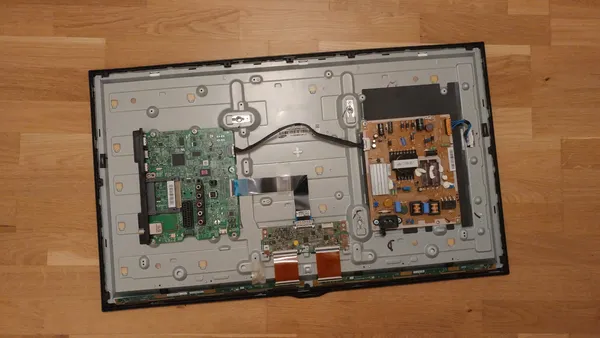 Thay thế mạch điện là cách xử lý tốt nhất nếu tivi bị đen nửa màn hình do hỏng bảng cung cấp điện