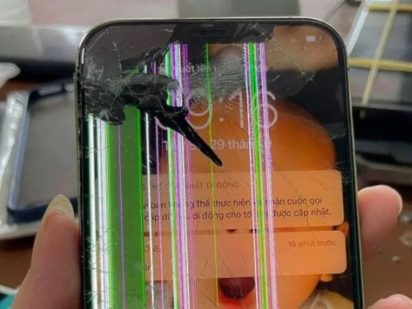 Cận cảnh màn hình điện thoại bị vỡ nát mặt kính nhưng tấm nền hiển thị bên trong vẫn còn nguyên vẹn