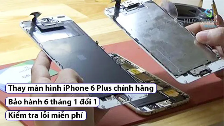 Kỹ thuật viên đang thực hiện bóc tách và thay thế cụm màn hình cho dòng máy iPhone đời cũ