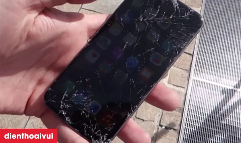 Hiện tượng mặt kính điện thoại bị vỡ nứt nghiêm trọng sau khi chịu tác động vật lý