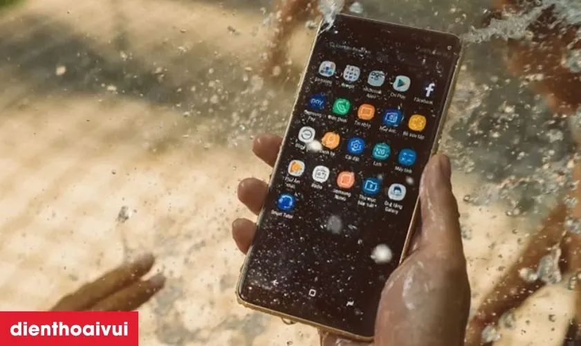 Dấu hiệu các vết loang lổ xuất hiện trên màn hình do máy gặp tình trạng ngấm nước