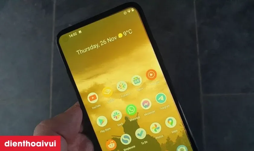 So sánh sự khác biệt khi màn hình điện thoại bị ám màu so với tiêu chuẩn thông thường