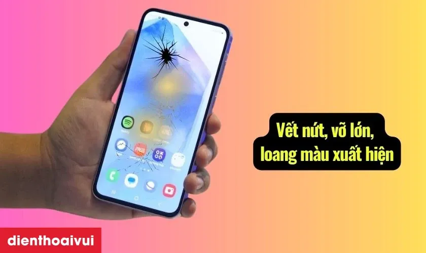 Công nhân kỹ thuật đang tiến hành bóc tách màn hình cũ Samsung A50 khỏi khung viền máy