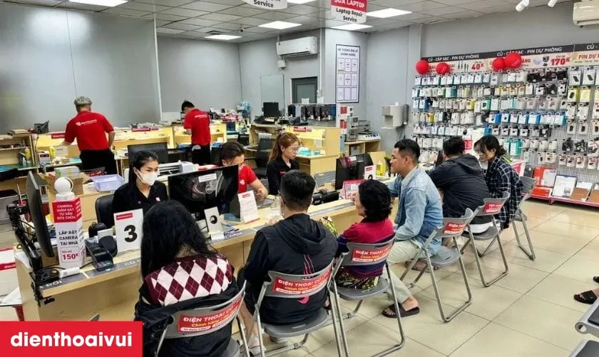 Cận cảnh thao tác lắp cáp màn hình Samsung A50 vào bo mạch chủ một cách tỉ mỉ