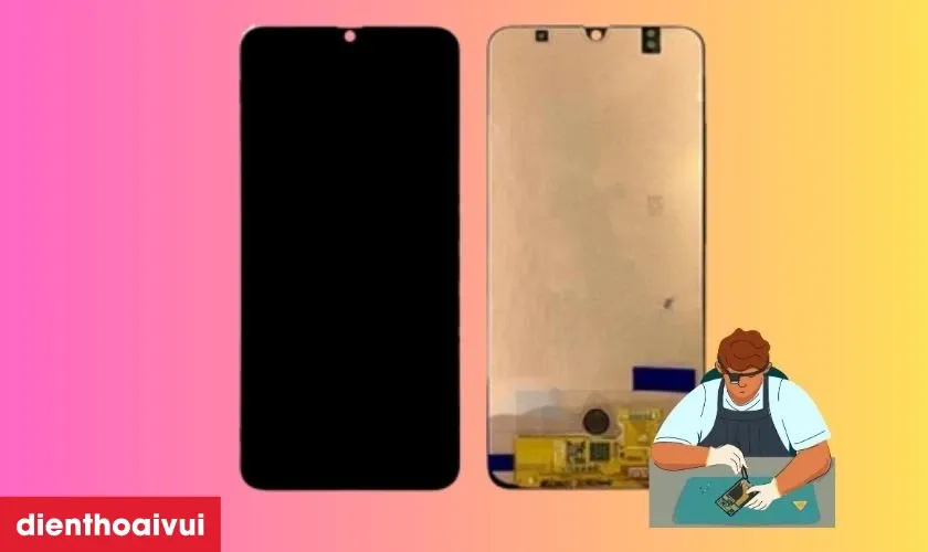 Kỹ thuật viên tư vấn cho khách hàng về các loại màn hình Samsung A50 hiện có tại cửa hàng