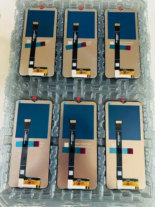 Kỹ thuật viên đang thực hiện kiểm tra chi tiết các lớp hiển thị và cảm ứng trước khi tiến hành sửa chữa chuyên sâu