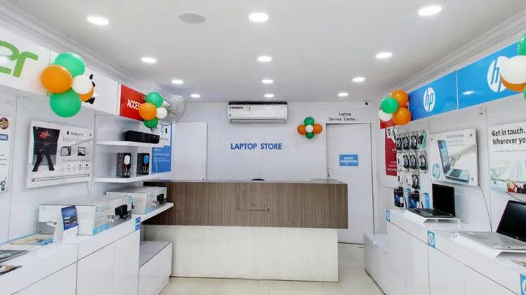 Hệ thống kệ gỗ gắn tường tối ưu diện tích cho các dòng laptop mỏng nhẹ tại cửa hàng công nghệ