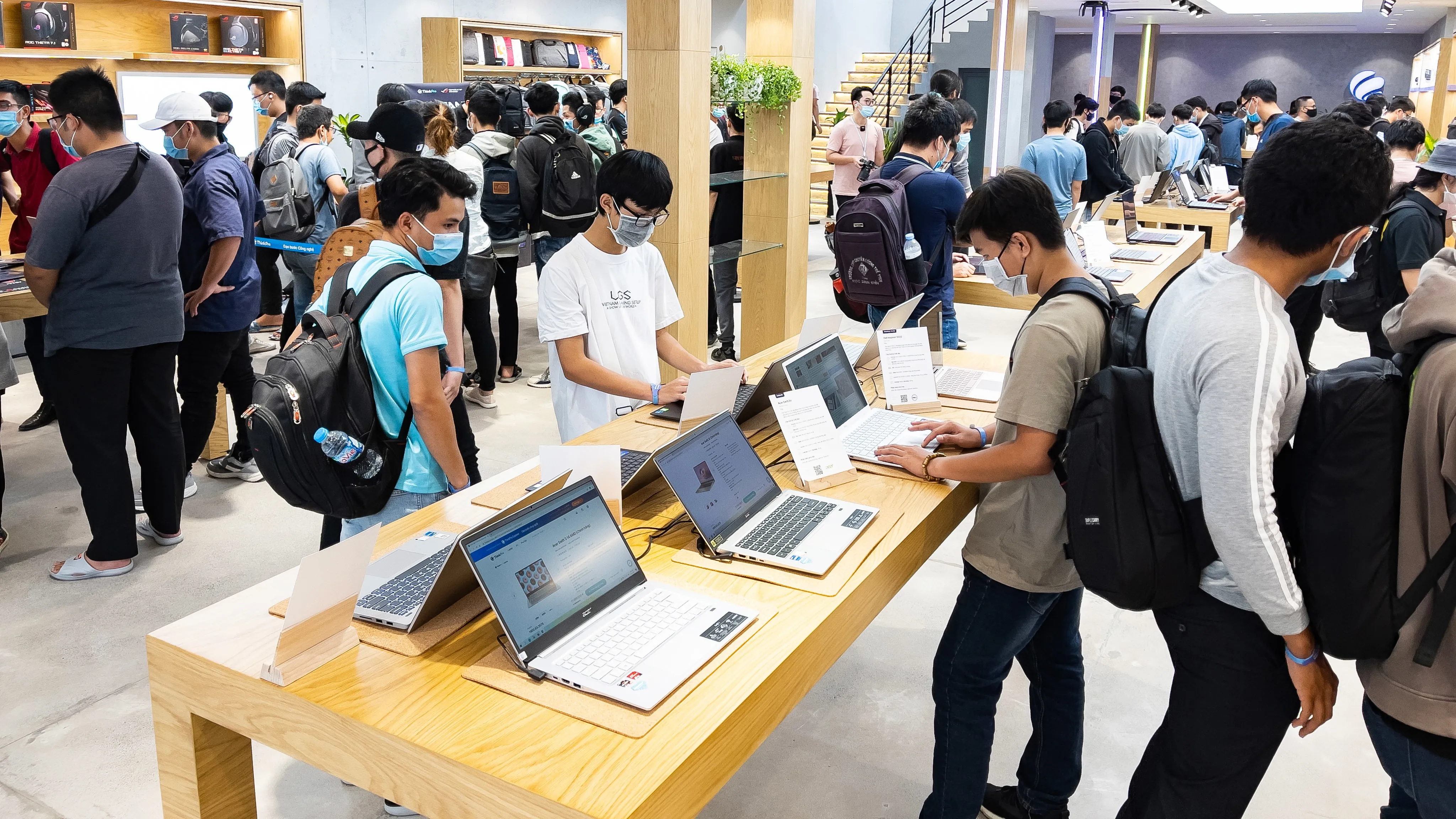 Khách hàng đang trải nghiệm trực tiếp laptop tại cửa hàng