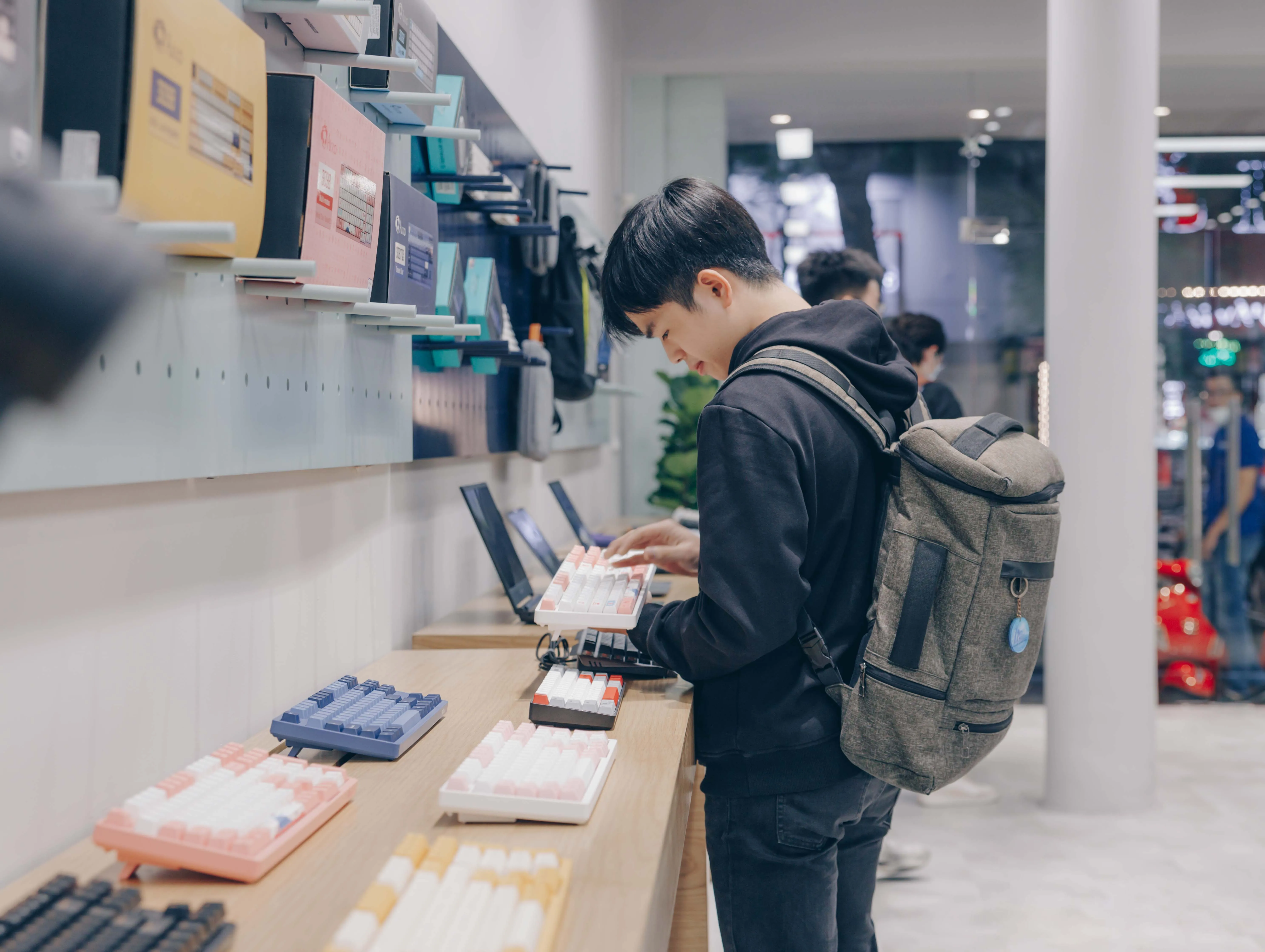 Các dòng laptop gaming và workstation được trưng bày bắt mắt